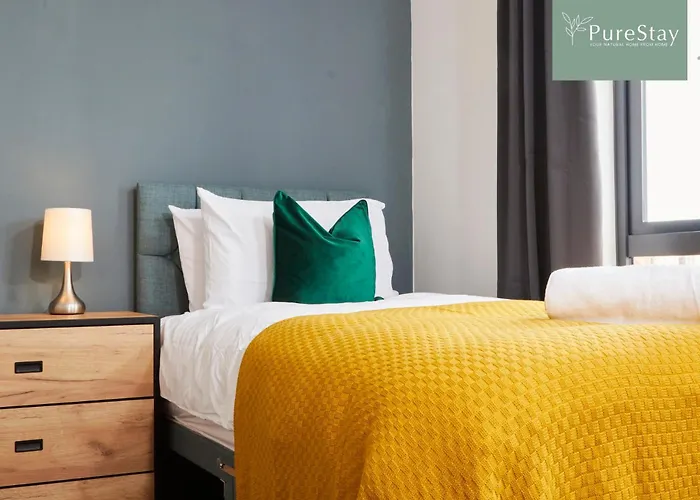 Luxury 5-bedroom House Sleeps 9 With Private Garden By Purestay Hébergement de vacances