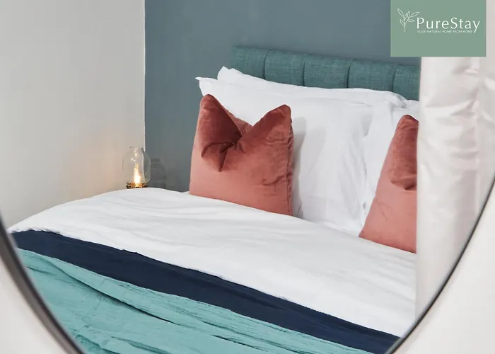 Luxury 5-bedroom House Sleeps 9 With Private Garden By Purestay * Manchester