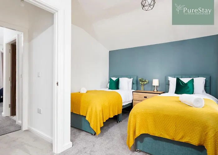 Hébergement de vacances Luxury 5-bedroom House Sleeps 9 With Private Garden By Purestay