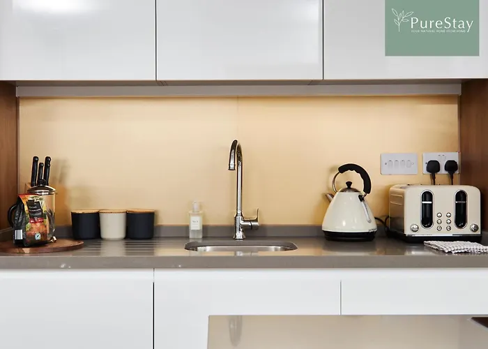 Hébergement de vacances Luxury 5-bedroom House Sleeps 9 With Private Garden By Purestay *