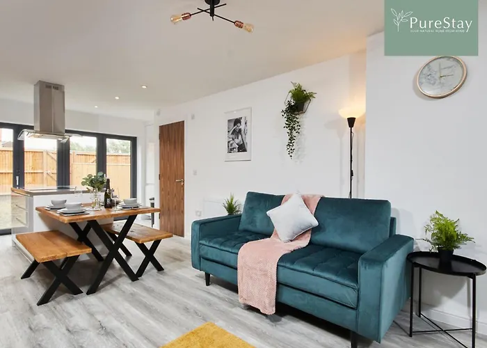 Luxury 5-bedroom House Sleeps 9 With Private Garden By Purestay Manchester