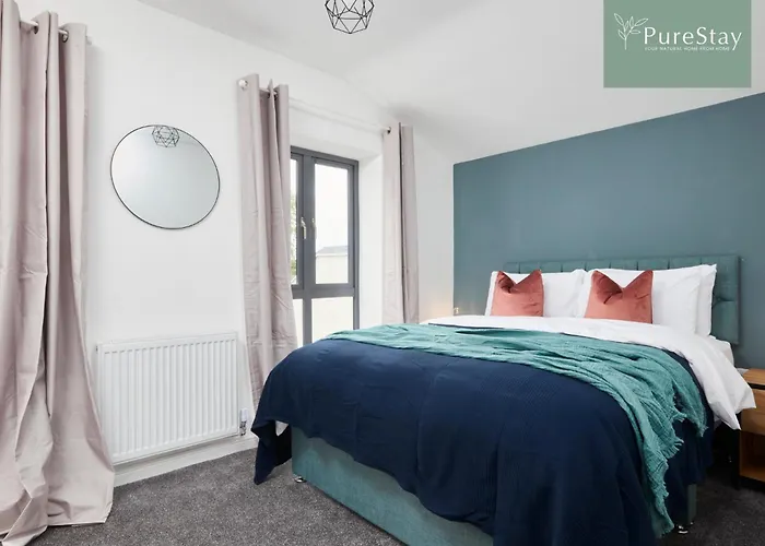 Hébergement de vacances Luxury 5-bedroom House Sleeps 9 With Private Garden By Purestay