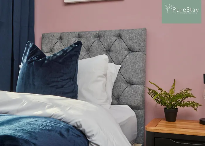 Fabulous House - 5 Beds Sleeps 8 - Free Parking - By Purestay *