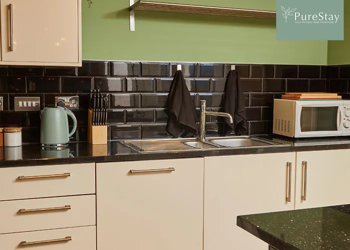 Fabulous House - 5 Beds Sleeps 8 - Free Parking - By Purestay בית נופש *