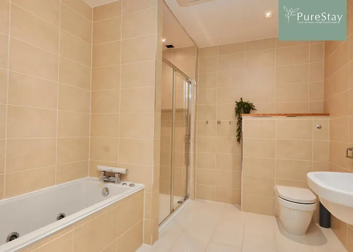 Fabulous House - 5 Beds Sleeps 8 - Free Parking - By Purestay 펜션 맨체스터