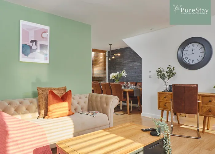 펜션 Fabulous House - 5 Beds Sleeps 8 - Free Parking - By Purestay