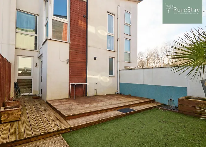 펜션 Fabulous House - 5 Beds Sleeps 8 - Free Parking - By Purestay 맨체스터