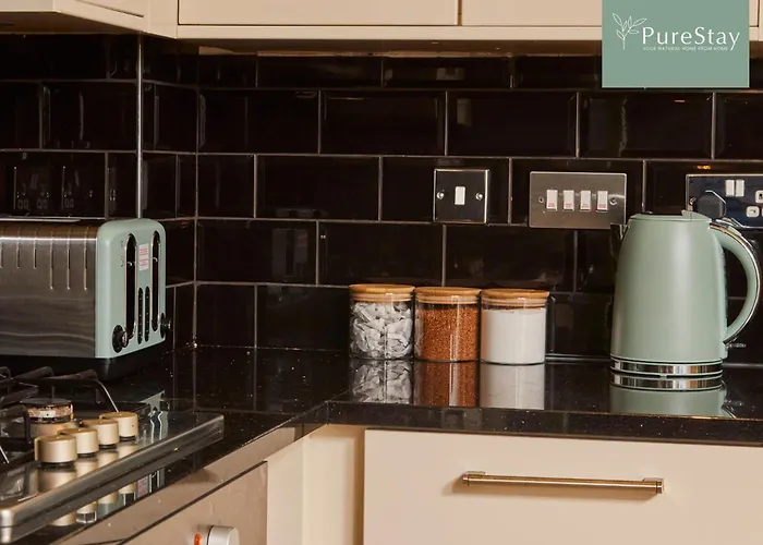 בית נופש Fabulous House - 5 Beds Sleeps 8 - Free Parking - By Purestay