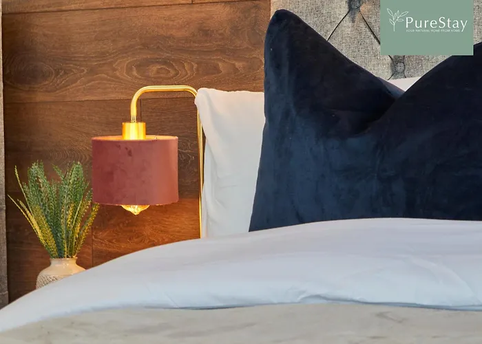 Fabulous House - 5 Beds Sleeps 8 - Free Parking - By Purestay *