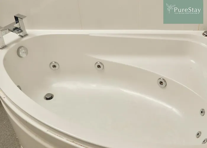 Big Contractor House With 6 Beds & Free Parking By Purestay - 7 Night Min! Nyaraló