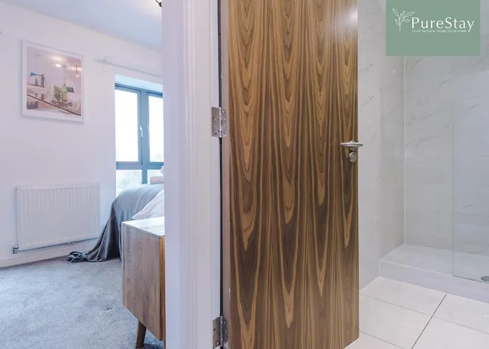 Modern 5 Bedroom House In By Purestay - Short With Service & Free Parking 曼彻斯特