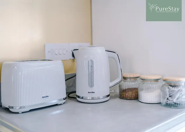 Modern 5 Bedroom House In By Purestay - Short With Service & Free Parking 度假居