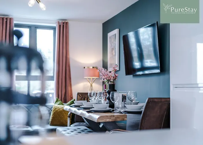 度假居 Modern 5 Bedroom House In By Purestay - Short With Service & Free Parking