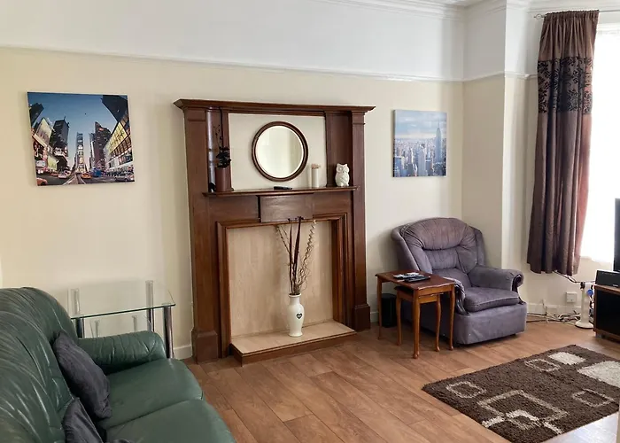 Short Term Shared R&r In Chorlton * Mánchester