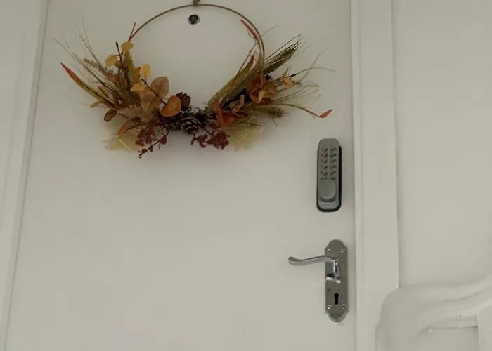 2 Bedroom Flat Close To City, Stadium And Coop Arena