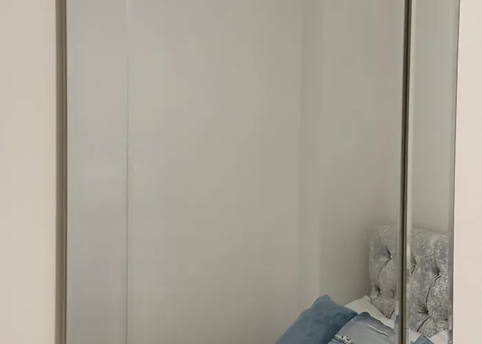 2 Bedroom Flat Close To City, Stadium And Coop Arena *