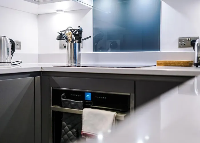 4-storey Townhouse In By Hilltop Serviced * Manchester