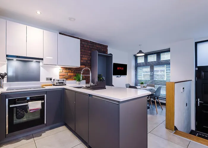 4-storey Townhouse In By Hilltop Serviced 맨체스터