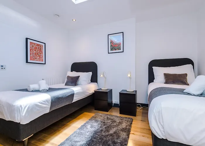 펜션 4-storey Townhouse In By Hilltop Serviced