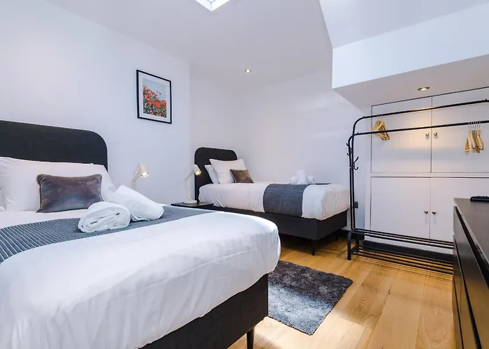 펜션 4-storey Townhouse In By Hilltop Serviced