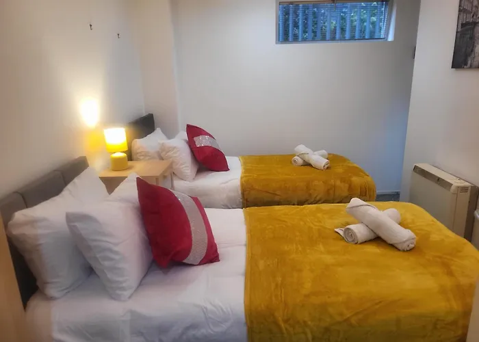 Luxury 2 Bed On River, Wifi, Parking, Garden 맨체스터
