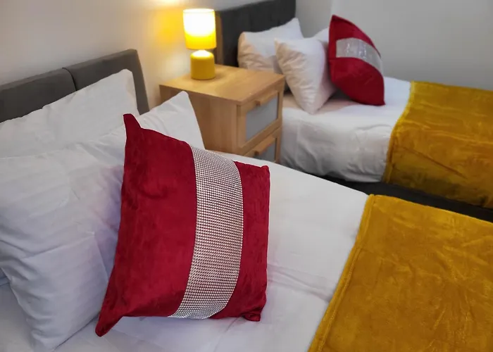 Luxury 2 Bed On River, Wifi, Parking, Garden 맨체스터