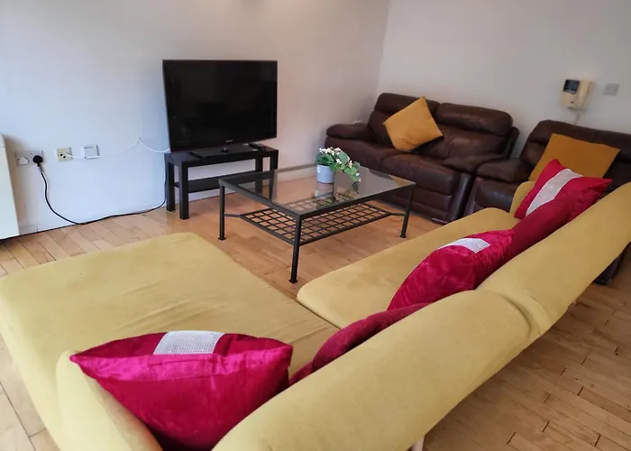 Luxury 2 Bed On River, Wifi, Parking, Garden
