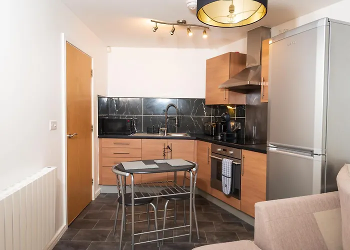 Luxury Two Bedroom Flat Opposite Coop Live N Etihad Stadium With Free Secure Parking, Netflix And Sky Tv *