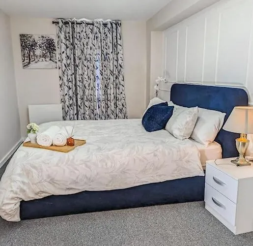 A Superb 2 Bed, 2 Bathroom In Centre Free Parking 아파트 *