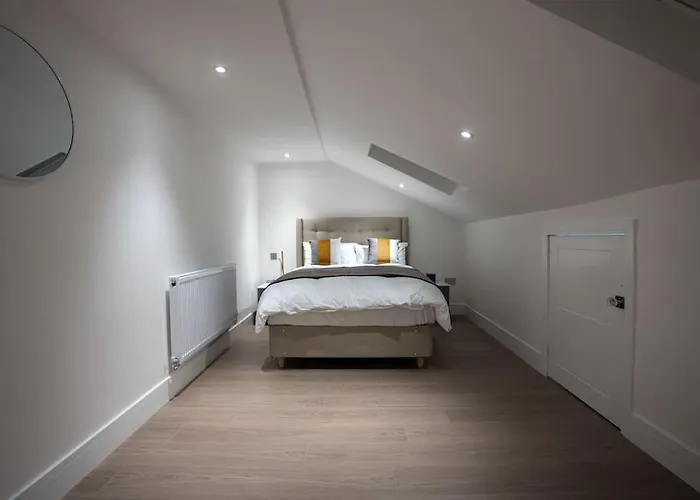 Luxury 6 Bed Near Centre With Cinema & Games 5 Bathrooms *