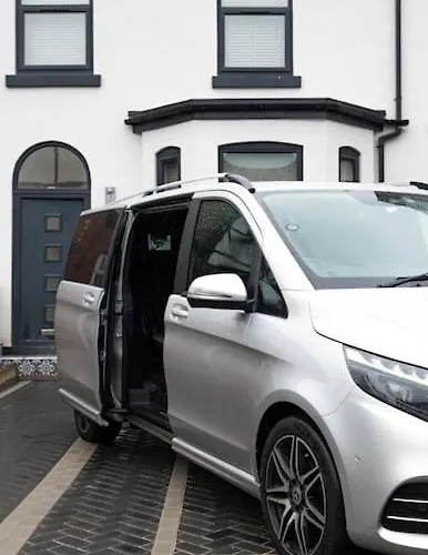 Luxury 6 Bed Near Centre With Cinema & Games 5 Bathrooms Villa