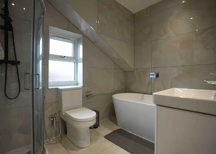 Villa Luxury 6 Bed Near Centre With Cinema & Games 5 Bathrooms