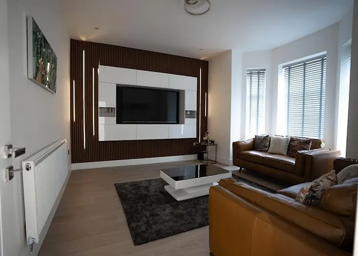 Luxury 6 Bed Near Centre With Cinema & Games 5 Bathrooms Villa