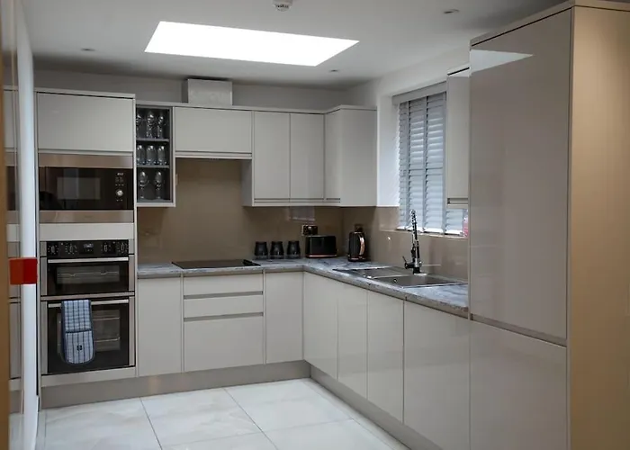 Villa Luxury 6 Bed Near Centre With Cinema & Games 5 Bathrooms