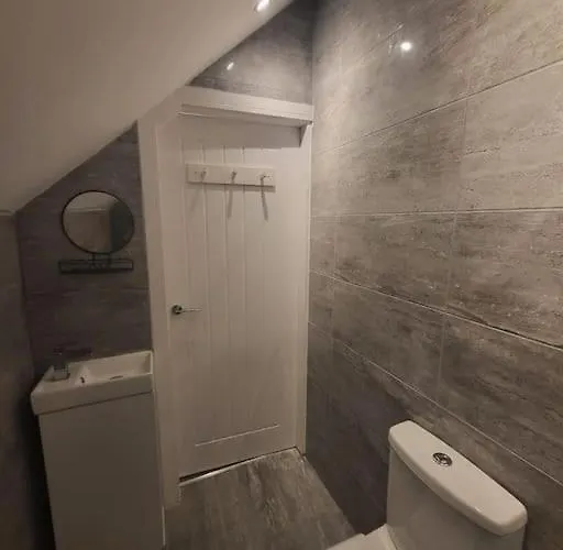 New 4 Bedrm House! Parking. 10min To / Etihad * مانشستر