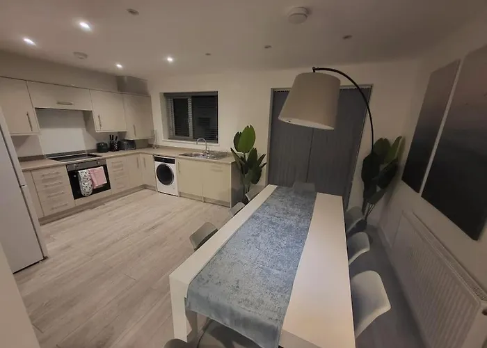 بيت للعطل New 4 Bedrm House! Parking. 10min To / Etihad مانشستر