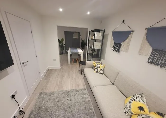 بيت للعطل New 4 Bedrm House! Parking. 10min To / Etihad مانشستر