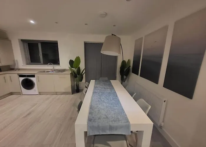 New 4 Bedrm House! Parking. 10min To / Etihad بيت للعطل *