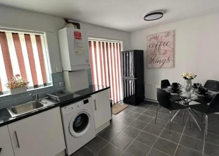 Vakantiehuis Stunning 3-bed House In *