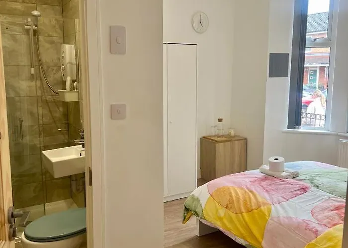 1 En-suit Double Bedroom With Bathroom In 民宿 *