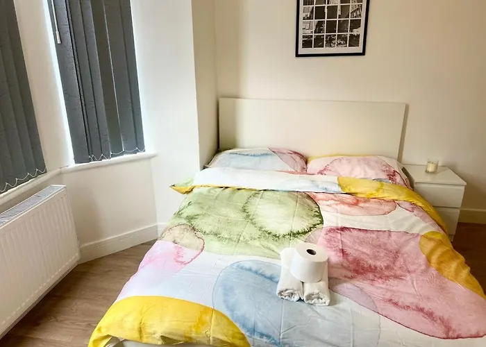 1 En-suit Double Bedroom With Bathroom In *