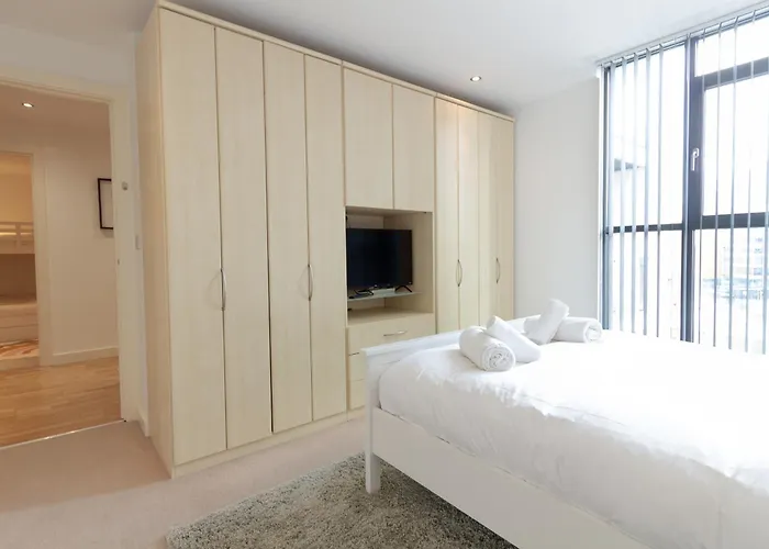 Gem: Cosy 2br With Private Balcony Apartment