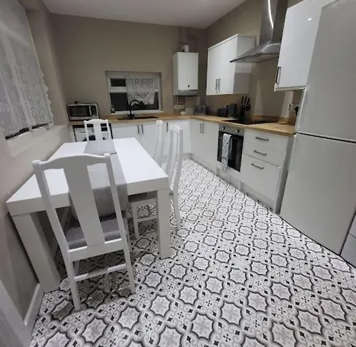 4 Bedrooms, 8 Min To City! マンチェスター