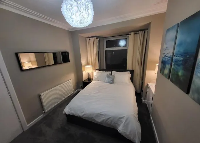 4 Bedrooms, 8 Min To City! Manchester