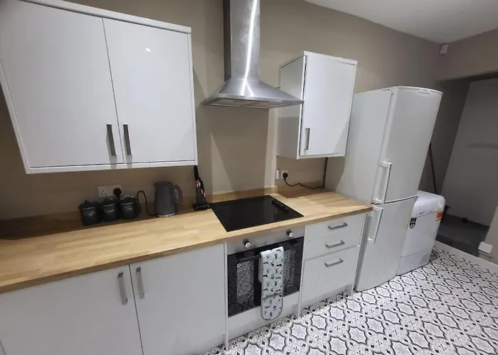 4 Bedrooms, 8 Min To City!