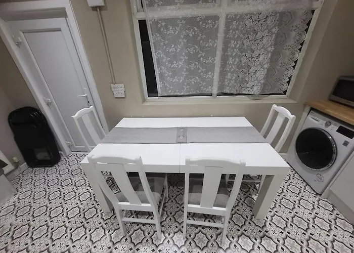 4 Bedrooms, 8 Min To City! 別荘 マンチェスター