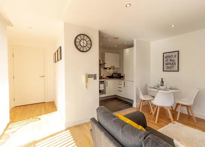 Gem: Cosy 2br With Private Balcony * Manchester