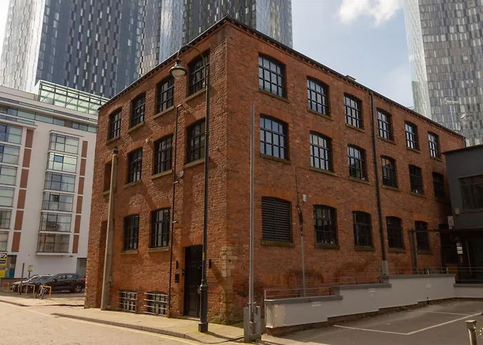 Gem: Cosy 2br With Private Balcony Apartment