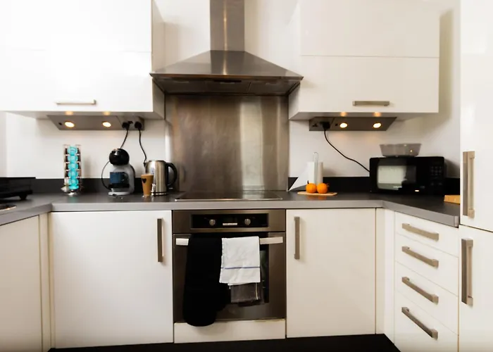 Apartment Gem: Cosy 2br With Private Balcony Manchester