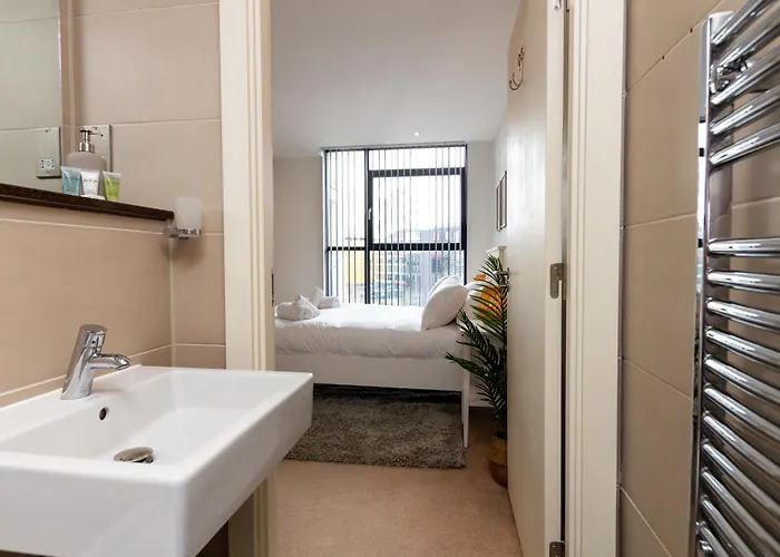 Gem: Cosy 2br With Private Balcony Apartment Manchester